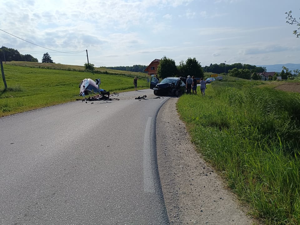 FOTO: Na Štajerskem trčila avtomobila, velja popolna zapora