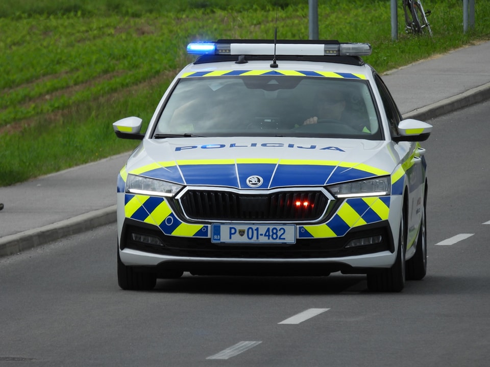 Drama na reki Muri: Čoln z devetimi ljudmi trčil v drevo in se prevrnil
