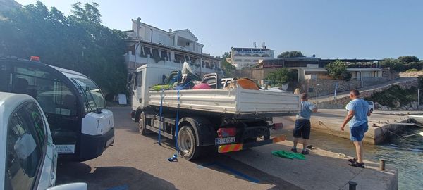 FOTO: Tudi na otoku Krku ostali brez “rezerviranih” mest na plaži