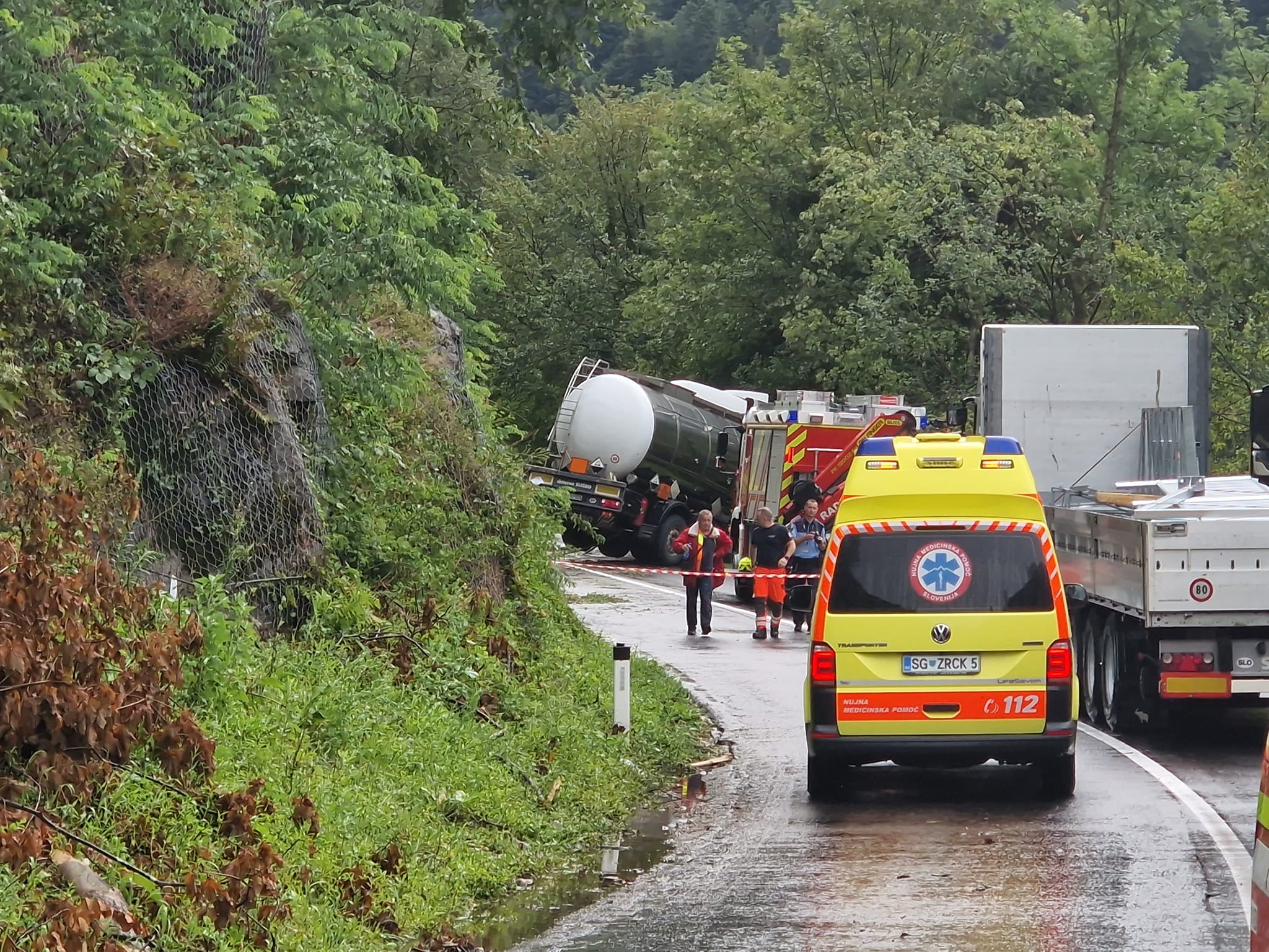 FOTO: Zaradi nesreče zaprta cesta Maribor &#8211; Dravograd v kraju Ožbalt