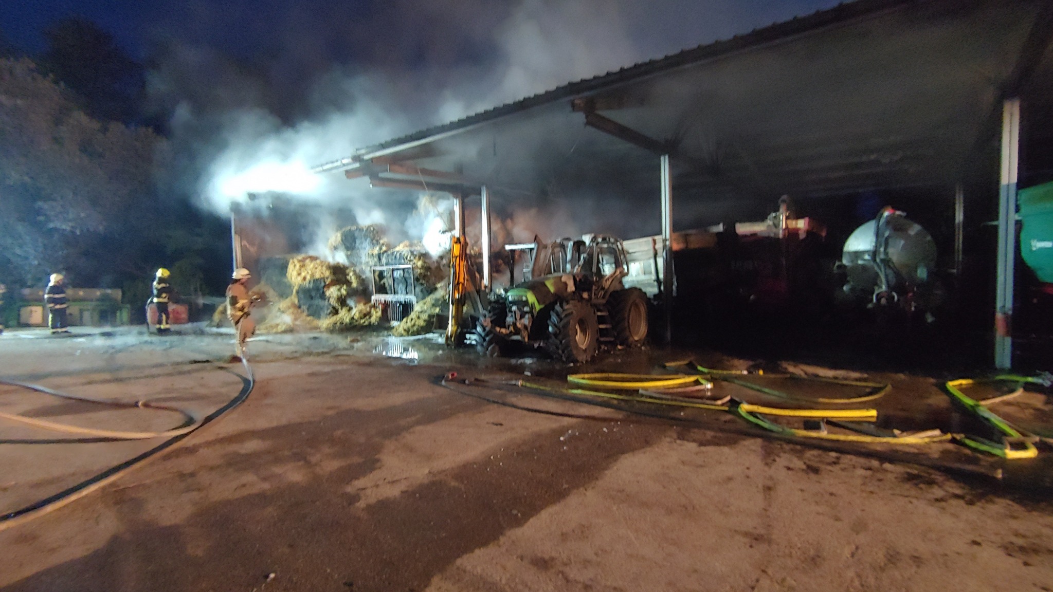 FOTO: V Halozah zagorela kmetija, gasilci so se 11 ur borili z ognjem