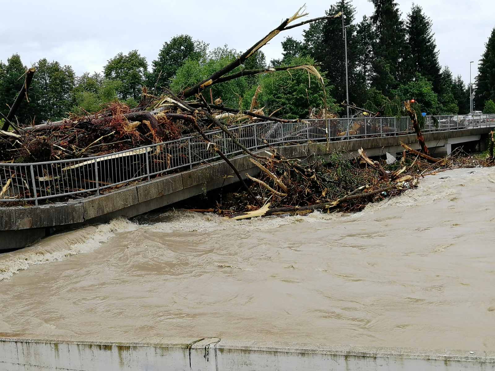 Pretok Mure se bo v prihodnjih urah predvidoma ustalil, Sava upada