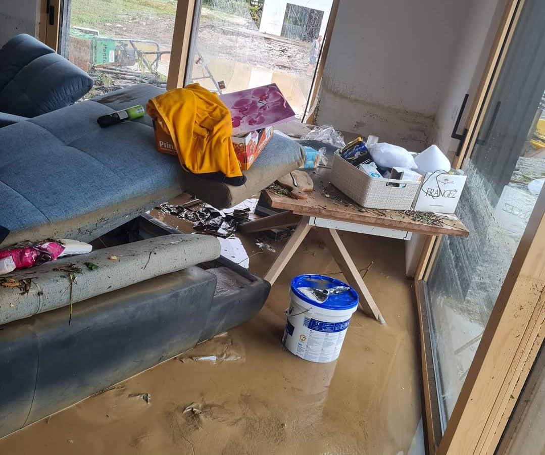 Prostovoljcema ZPM Maribor, med pomočjo pri letovanju, poplavilo hišo
