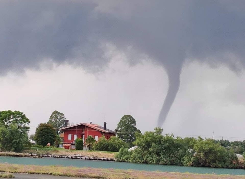 FOTO: V okolici Benetk priča tornadu, nov val neviht se giblje proti vzhodu