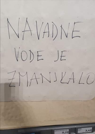 Ponekod že zmanjkalo ustekleničene vode