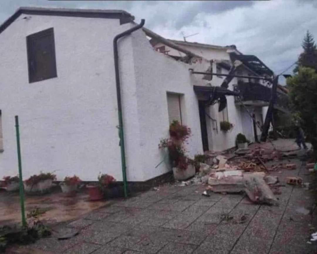 FOTO: Tornado za seboj pustil precejšnjo škodo, preglavice tudi drugod po državi