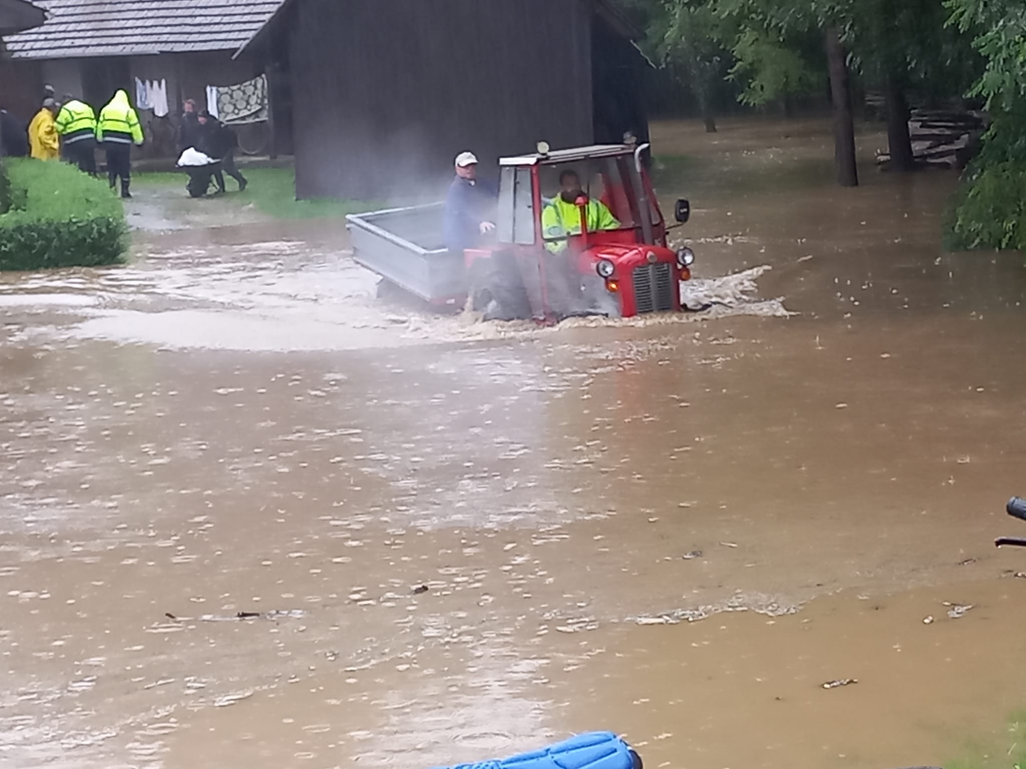 VIDEO: Mura zaradi prebitega nasipa pri Dolnji Bistrici še vedno ogroža naselja