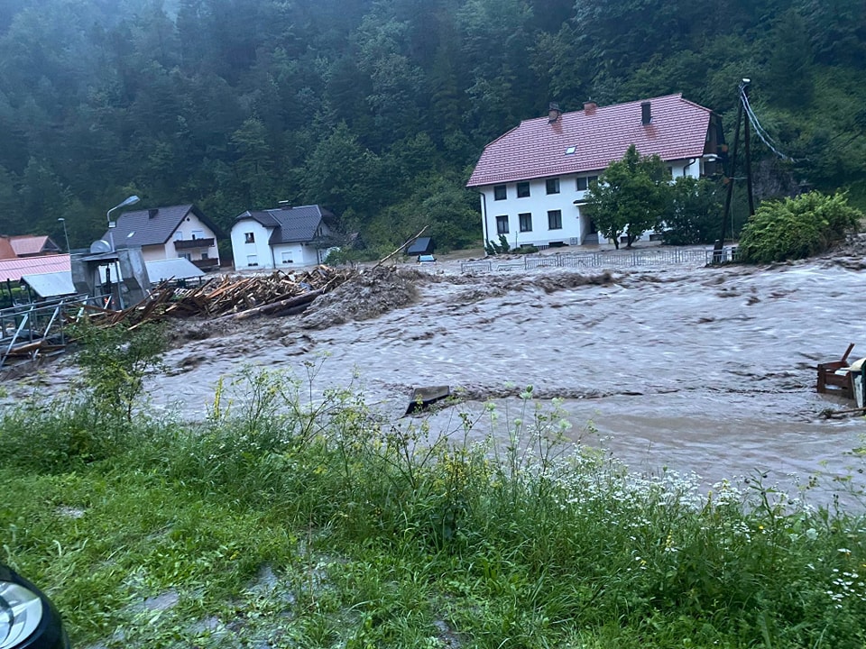 FOTO IN VIDEO: Ob močnih nalivih reke prestopile bregove, izdano rdeče opozorilo