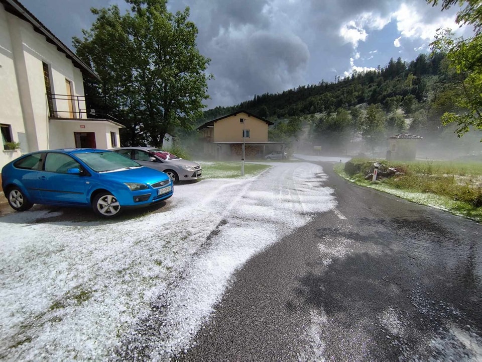 FOTO: Spet nevihte, v Mariboru tudi toča