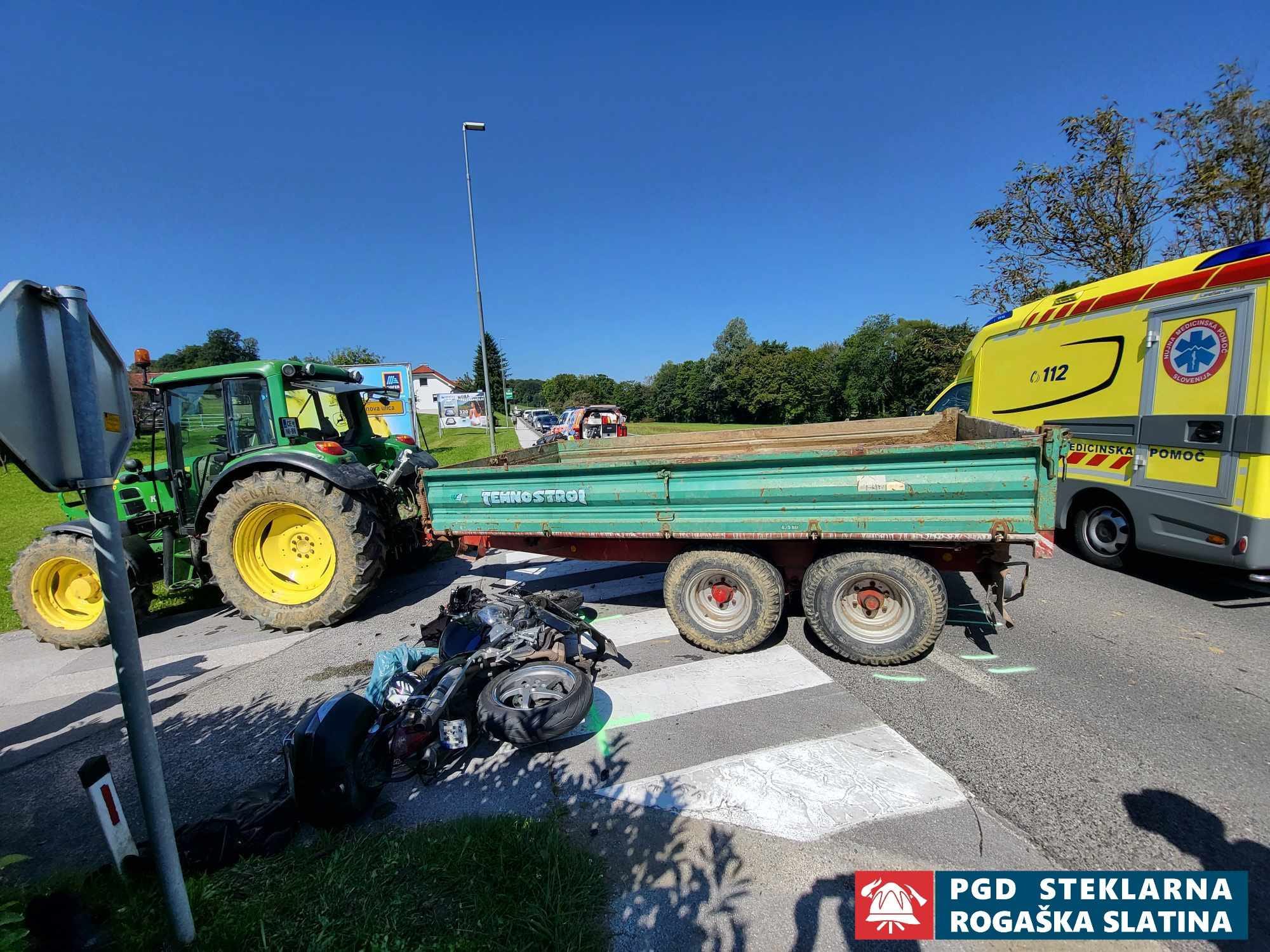 FOTO: Traktorist in motorist trčila na štajerski cesti