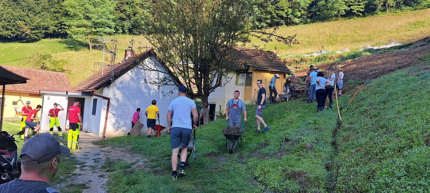 Kljub vidni utrujenosti so pomagali svojim sokrajanom