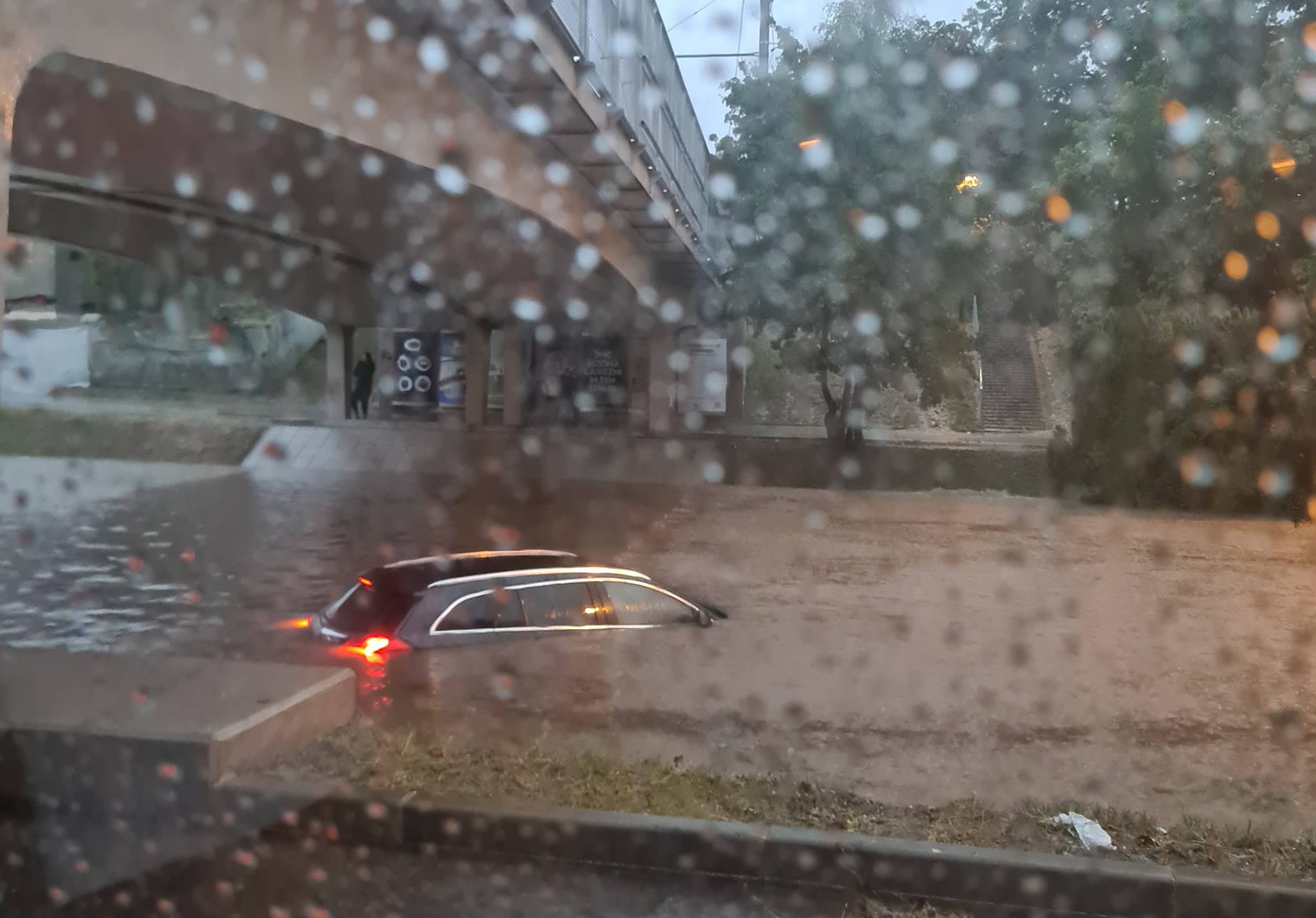 FOTO in VIDEO: Močni nalivi po državi povzročajo težave, deževje se približuje tudi Mariboru