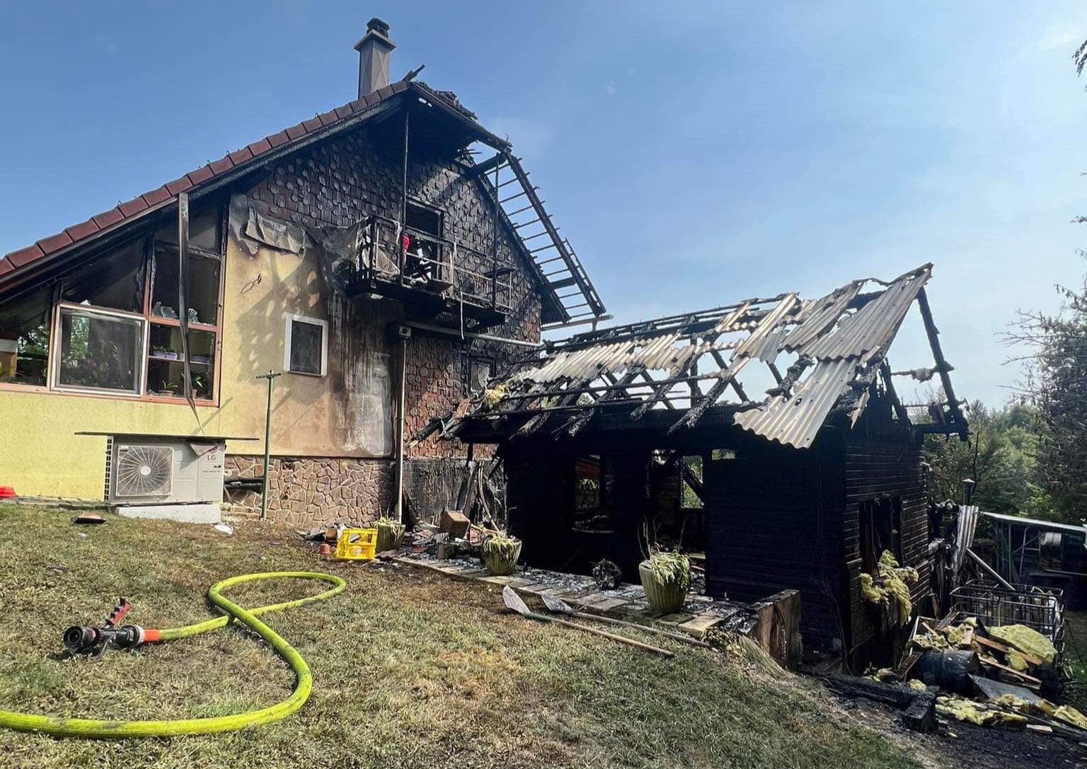 FOTO: Zaradi napake na električni napeljavi v Poljčanah zagoreli lopa in hiša