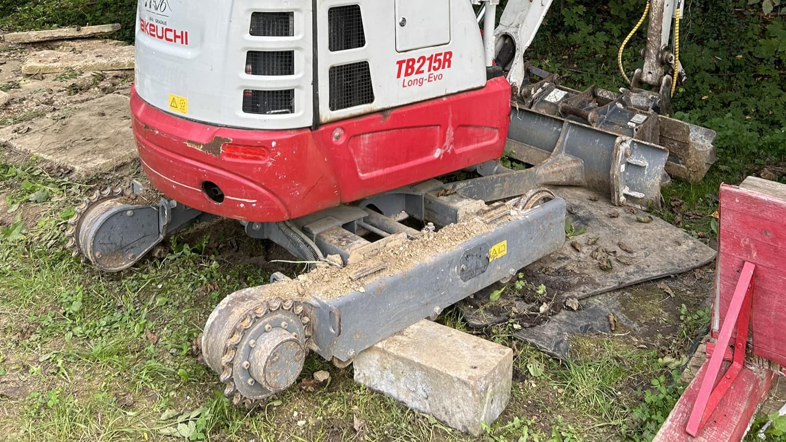 FOTO: Na Štajerskem s kopača ukradli gosenice, za škodo odgovorni gasilci