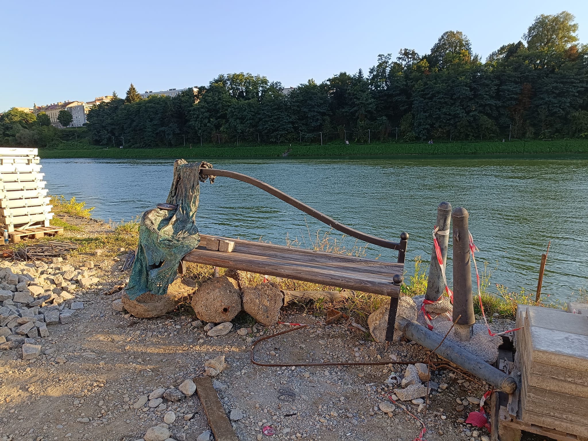 FOTO: Umetniška klop &#8220;vržena na kup kamenja&#8221; na Lentu