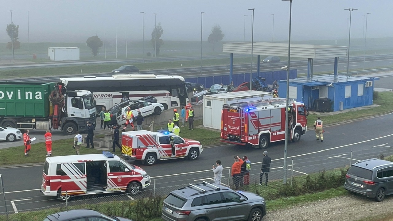 FOTO in VIDEO: Sirene prekinile mirno sobotno jutro, pri Staršah verižno trčenje dvanajstih vozil