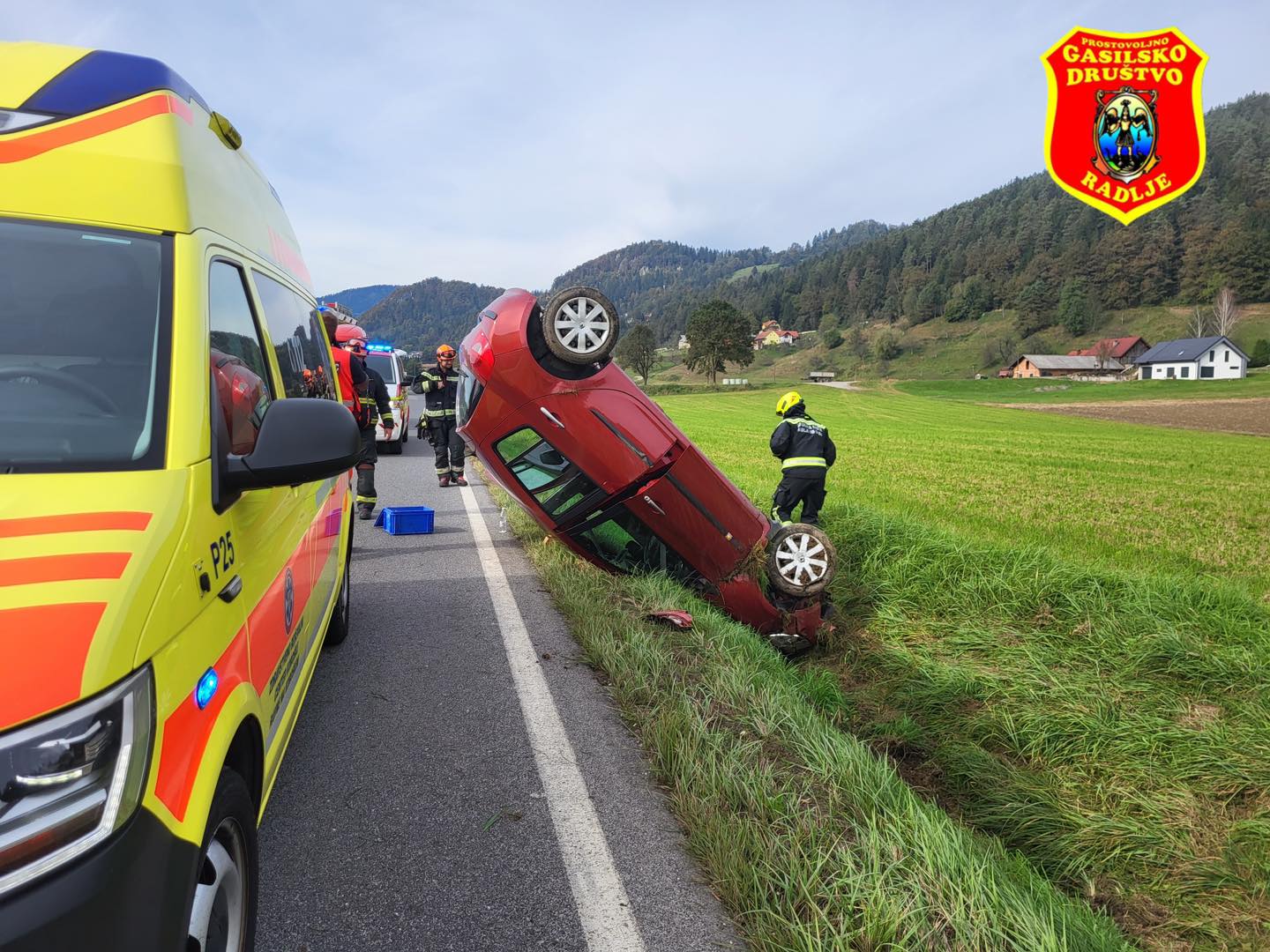 FOTO: V Radljah ob Dravi osebno vozilo prevrnilo na streho