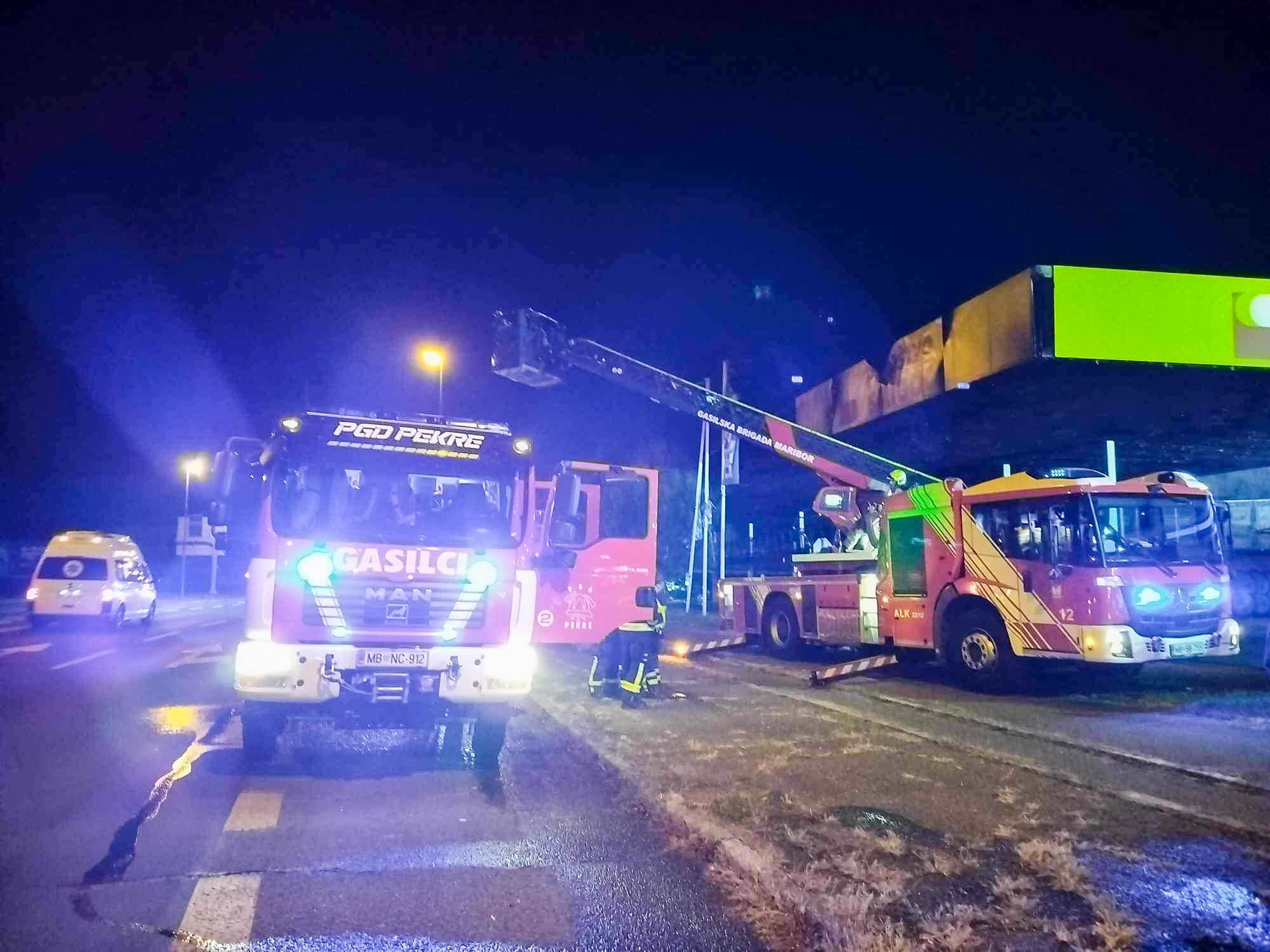 FOTO: Ponoči v Mercatorjevi garažni hiši zagorelo več vozil