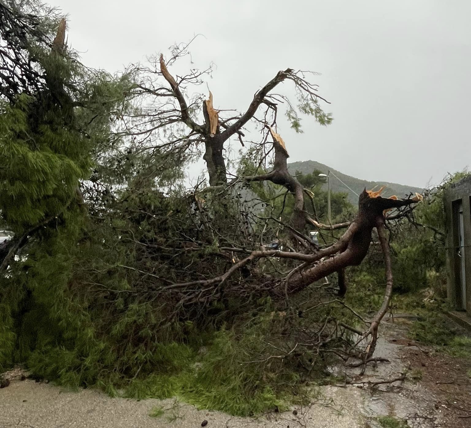 FOTO in VIDEO: Na Hrvaškem izdano rdeče opozorilo zaradi neurja