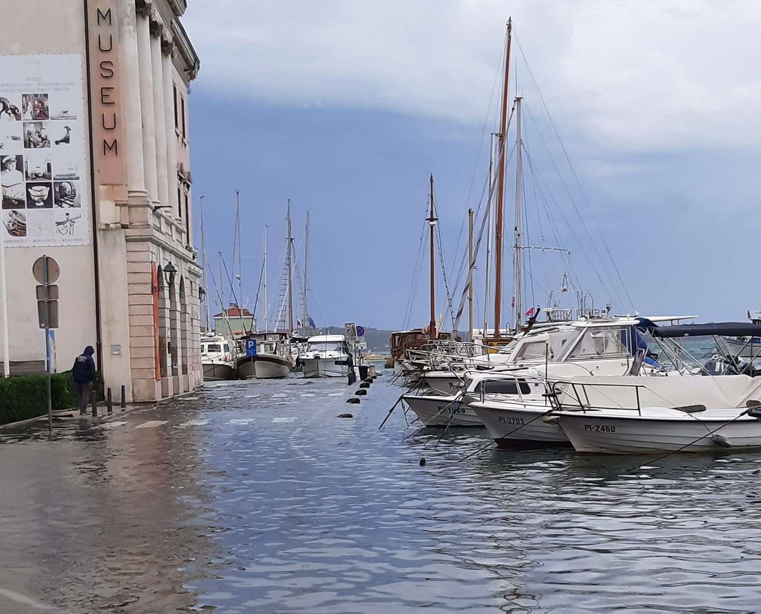 FOTO in VIDEO: V Piranu zaradi poplavljanja morja sprožena sirena