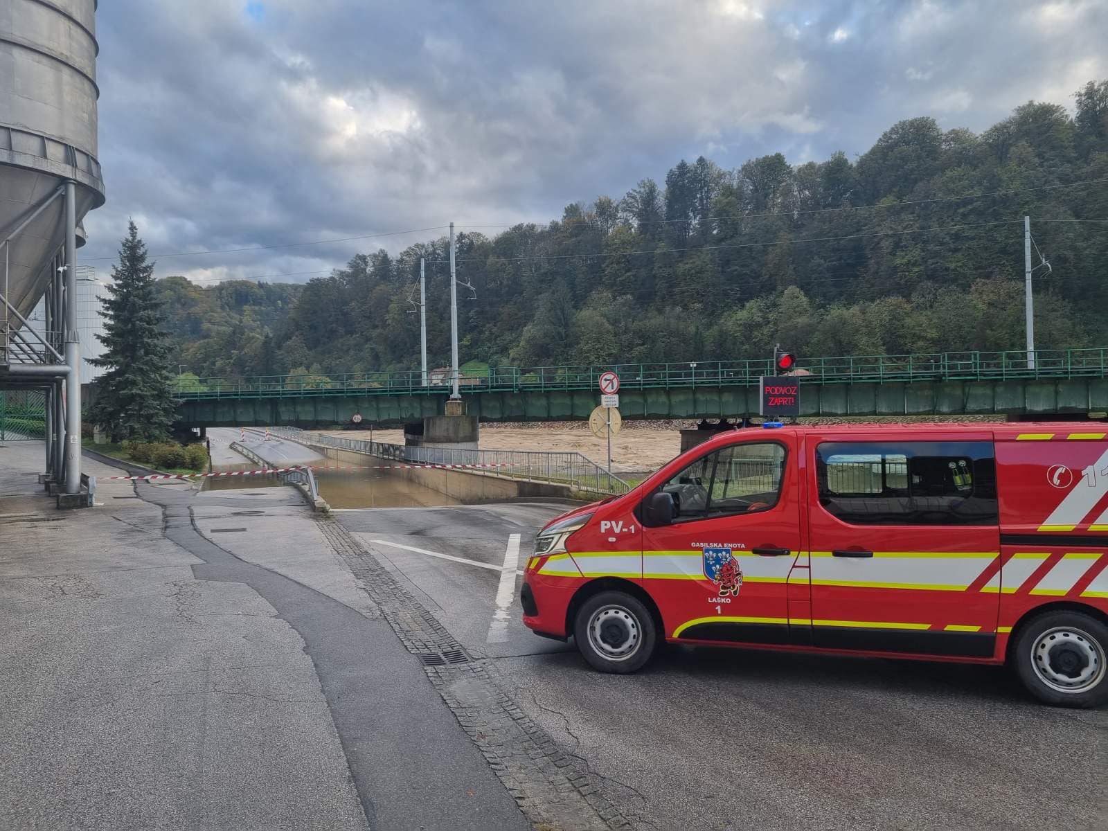 Dež in veter povzročila še več težav, zaradi plazov zaprte številne ceste