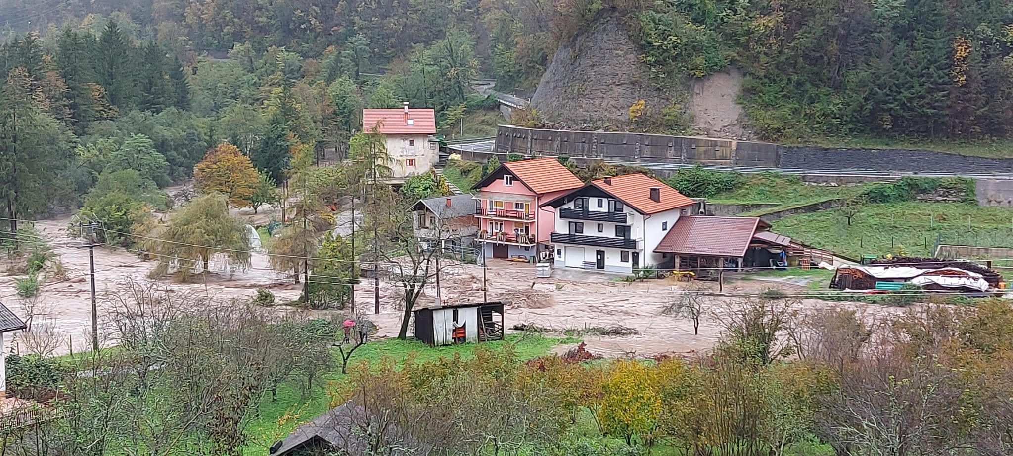 FOTO in VIDEO: V Baški grapi odredili evakuacijo prebivalcev