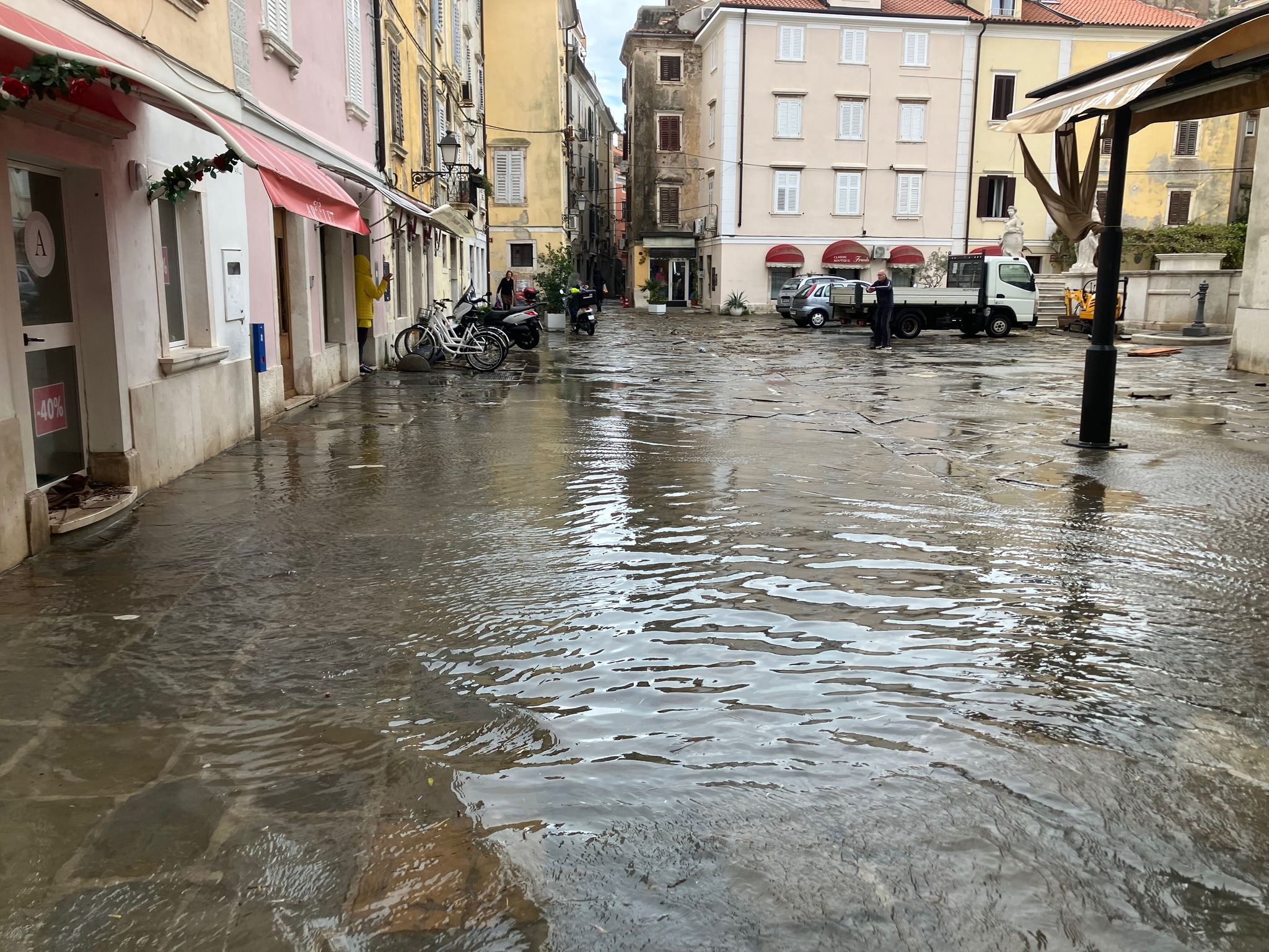 FOTO: Morje tudi tokrat ni prizanašalo Piranu