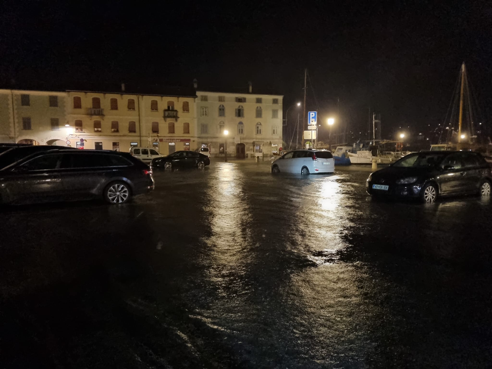 FOTO in VIDEO: Nov buren prehod fronte že povzročil težave