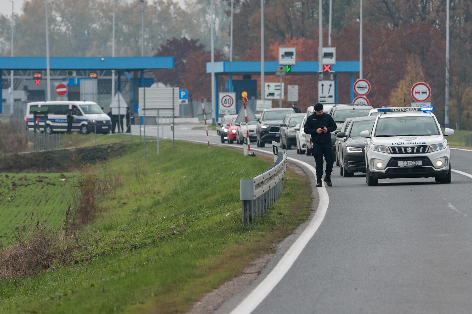 Policijski pes burno reagiral na avto slovenskih registrskih oznak, v katerem so nato našli ...