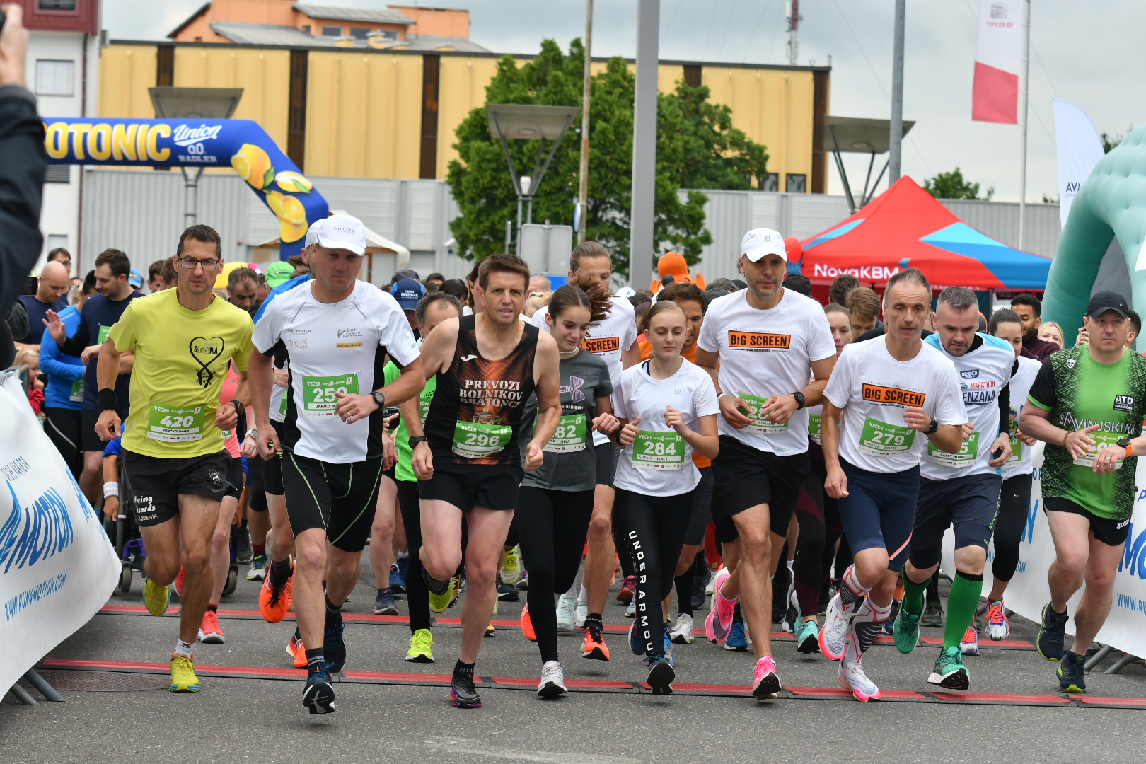 FOTO: Na malem maratonu v Mariboru teklo več kot 500 tekačev