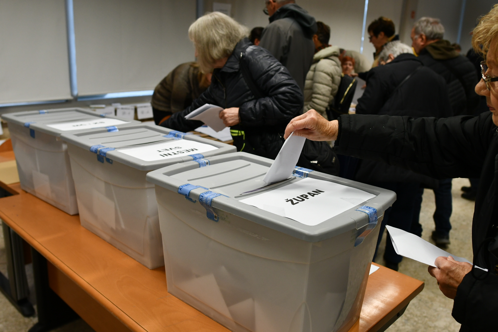 FOTO: V Mariboru veliko zanimanje za predčasno glasovanje