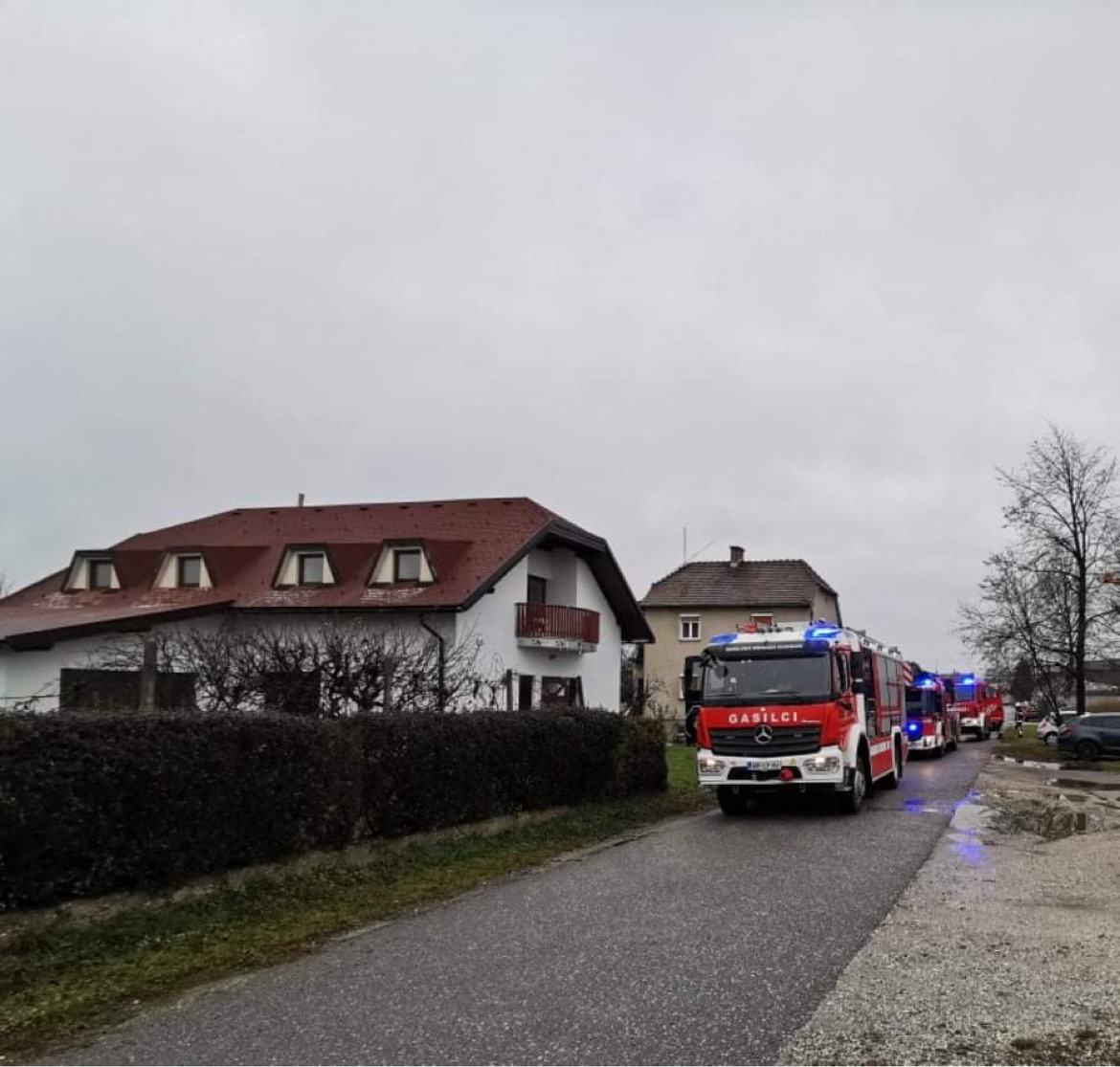 FOTO: Na Pobrežju v dimniku zagorele saje, posredovali gasilci