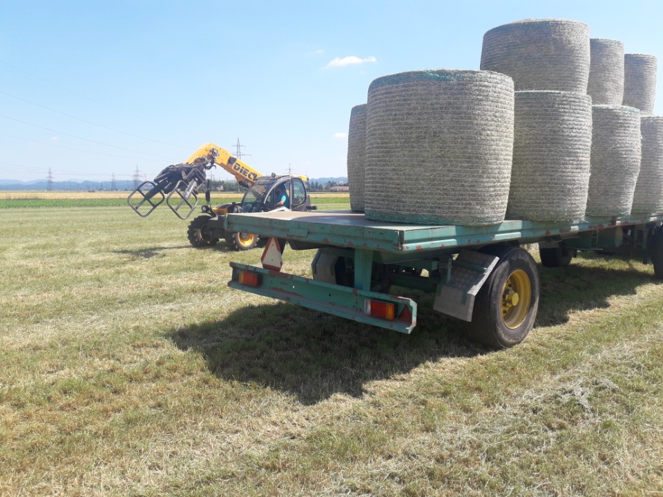 FOTO: Policisti iščejo ukradeno traktorsko prikolico in strešno kritino
