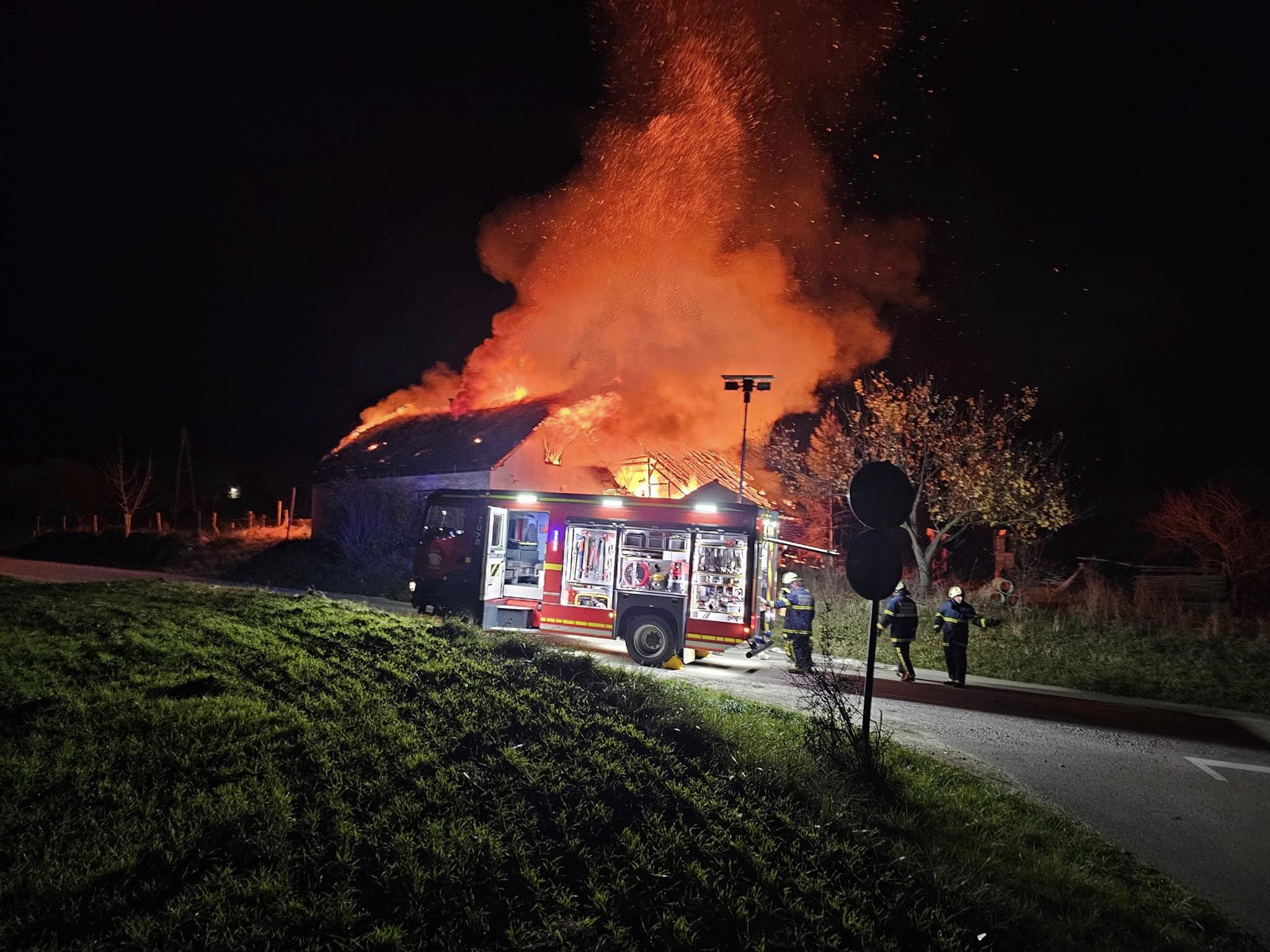 FOTO: Gasilci v boju s požarom v Lenartu