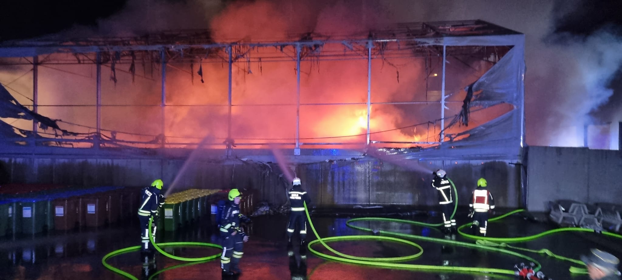 FOTO: Večji požar v centru za ravnanje z odpadki na Pragerskem