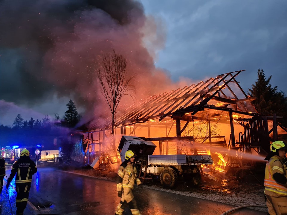 FOTO: V požaru popolnoma pogorel leseni objekt
