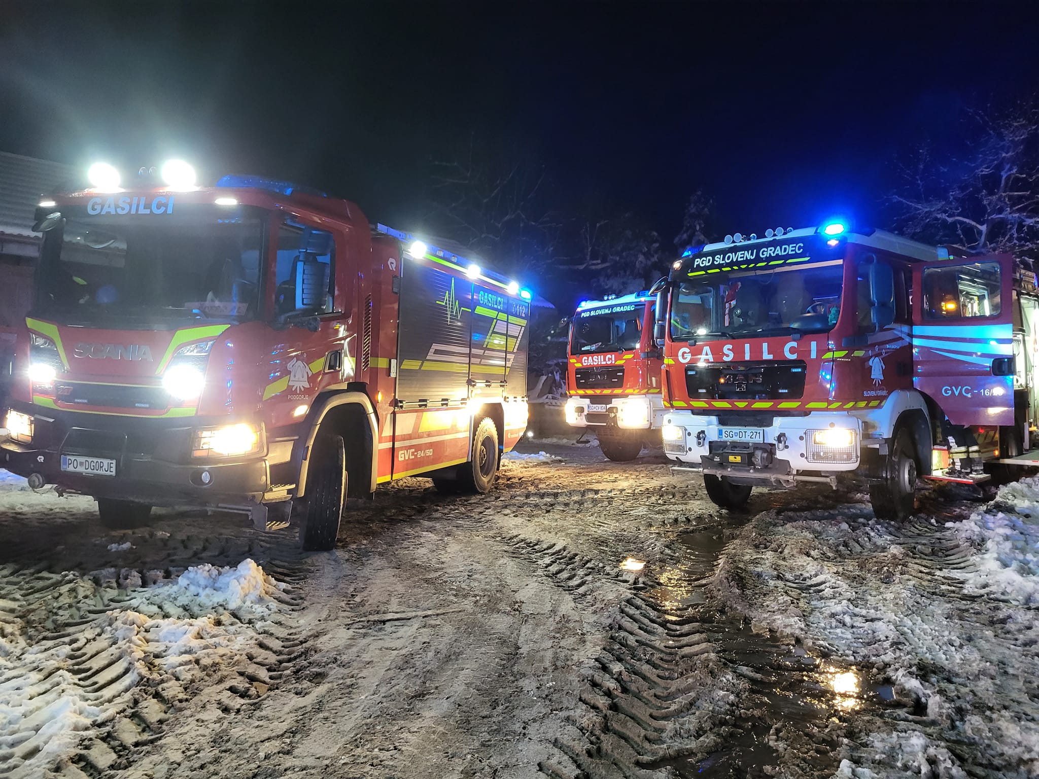 FOTO: Gasilci v borbi z večjim požarom hiše v Slovenj Gradcu