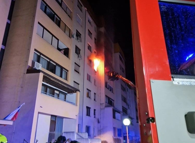 FOTO: Ponoči zaradi požara v Mariboru evakuirali 32 stanovalcev bloka