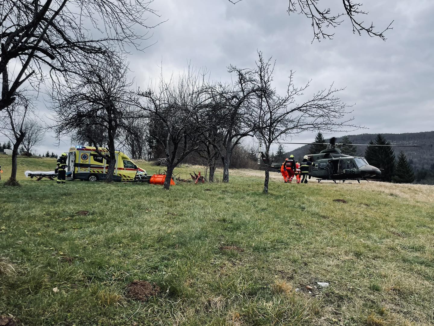 FOTO: Delovni štirikolesnik huje poškodoval osebo, posredoval celo helikopter