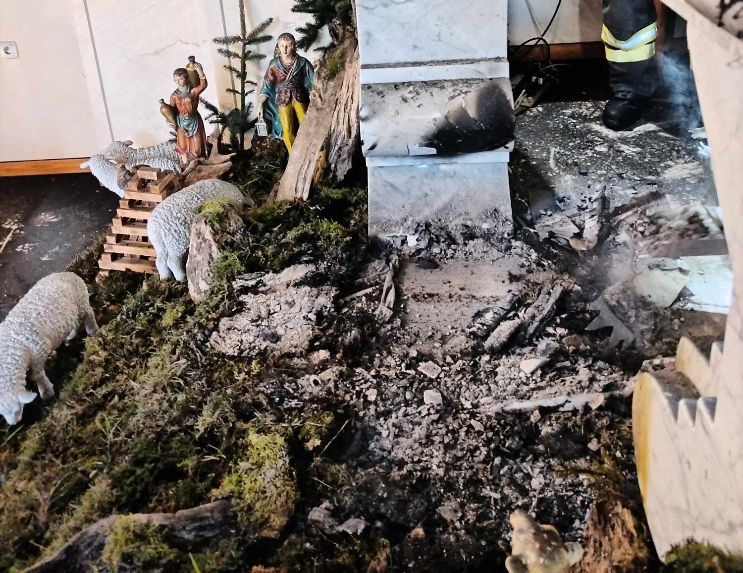 FOTO: Goreče jaslice povzročile za 30.000 evrov škode