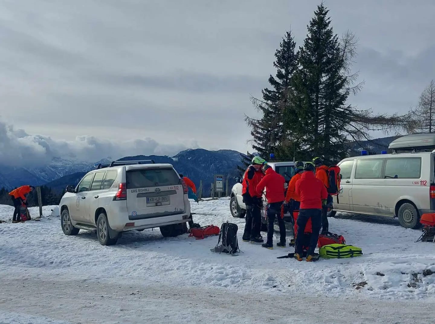 FOTO: V občini Bohinj plaz odnesel tri alpiniste, dva poškodovana