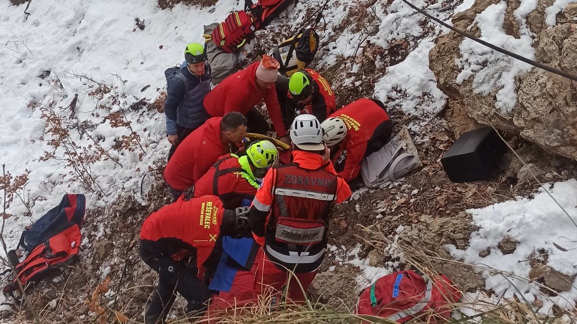 FOTO: Grozljivo, sankačica zapeljala s proge in pristala v prepadu