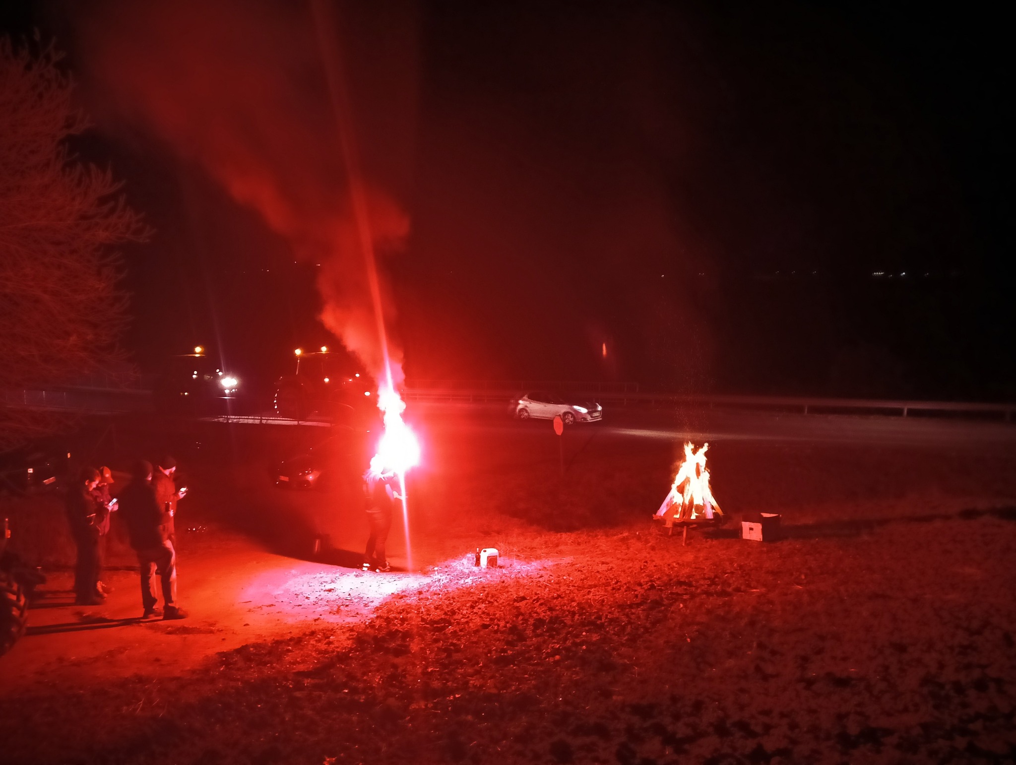 FOTO: Ob štajerski avtocesti 'zakurili' kresove, to je razlog