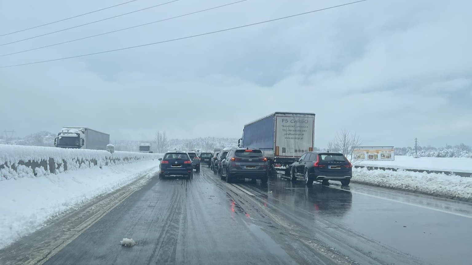 FOTO: Na štajerski avtocesti še vedno kaos, reševalni pas pozabljen