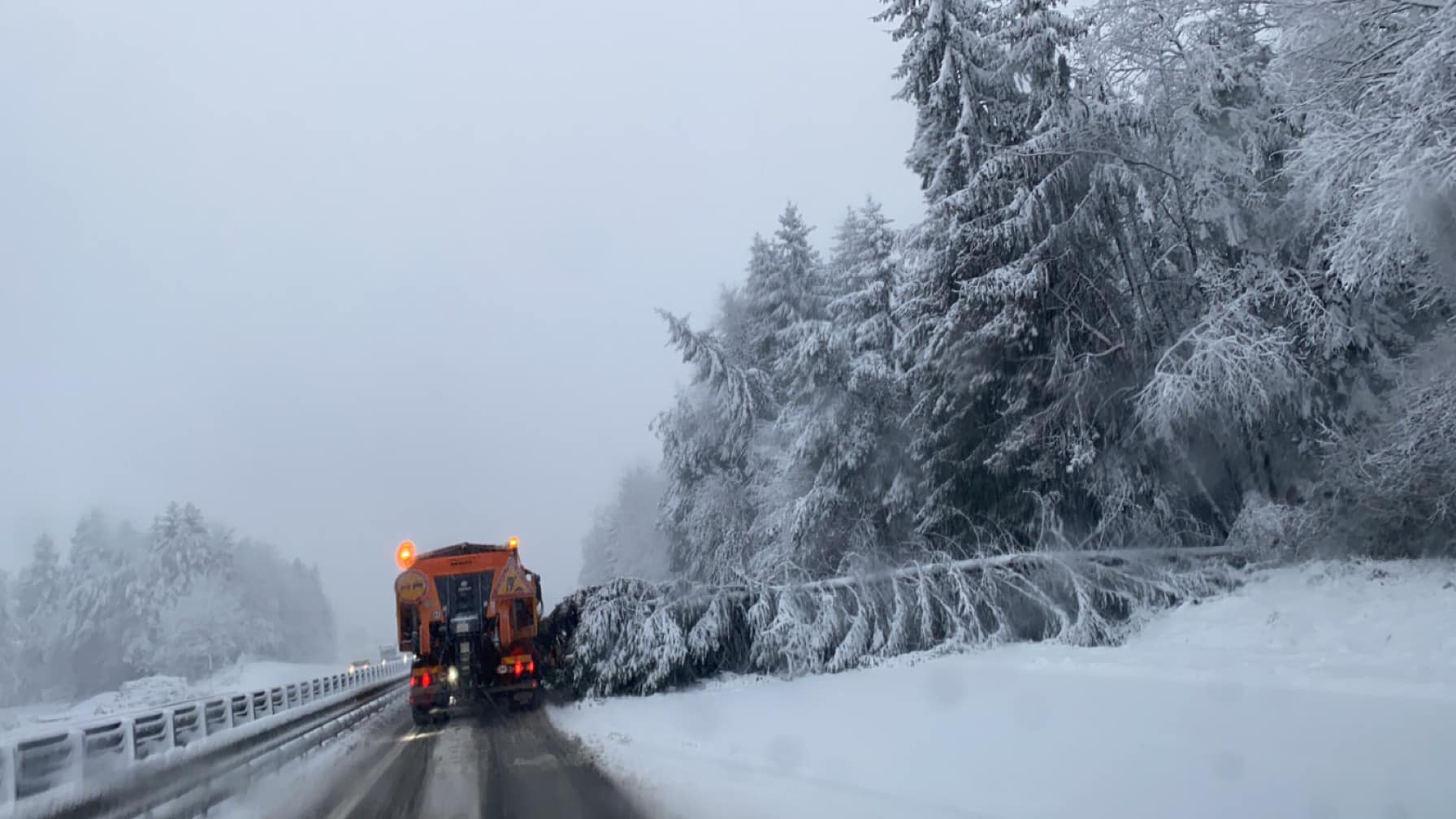 Zapade lahko do 20 centimetrov snega, v Mariboru in okolici že skoraj 20 'prometnih'