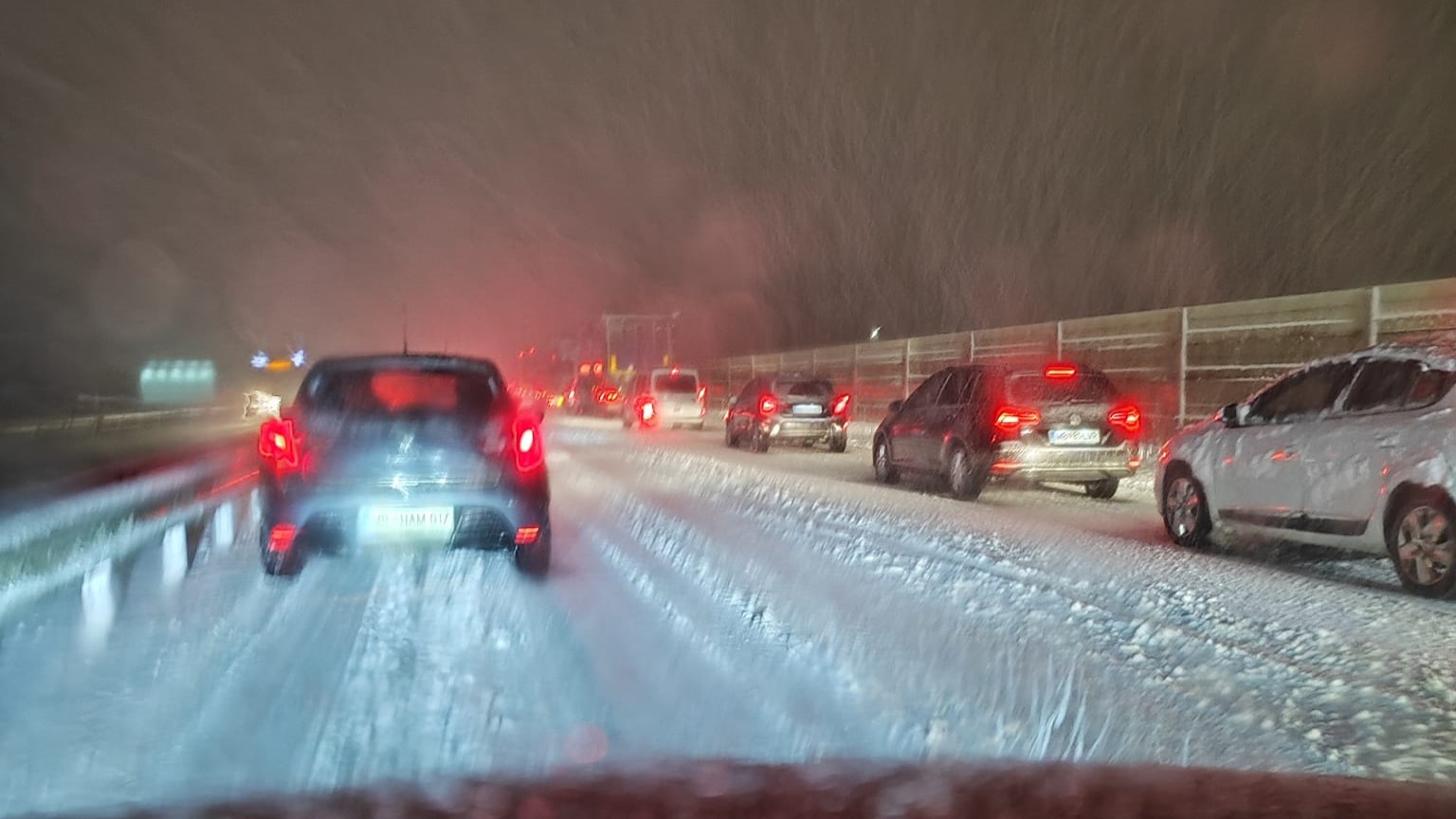 FOTO in VIDEO: Previdno, zaradi snežnih razmer kaos na cestah