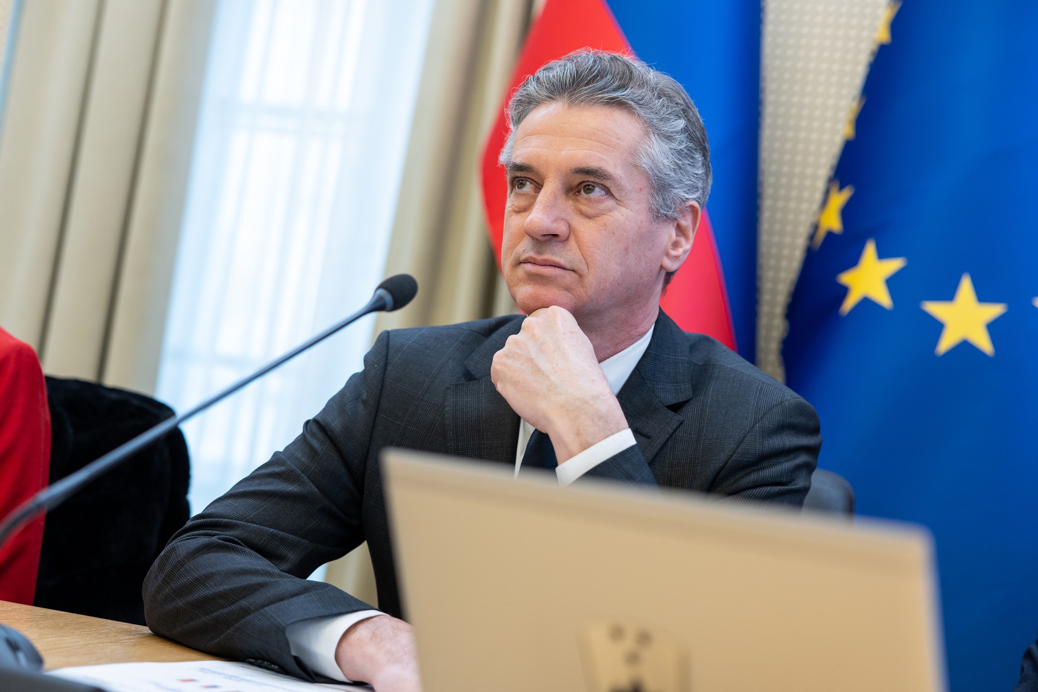 Premier že prešteva zaveznike; pakt sklepa tudi z Vesno