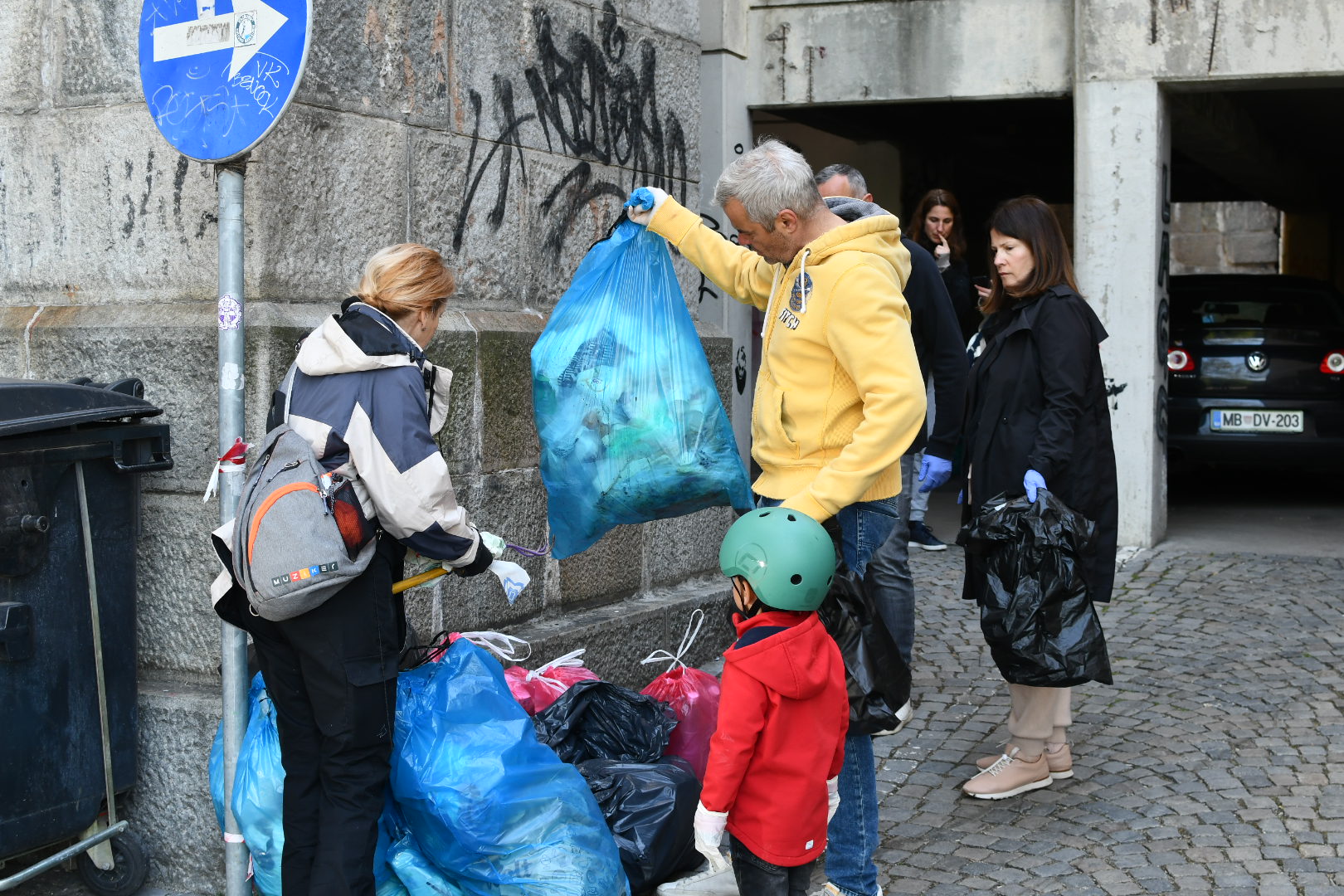 FOTO: Iz vodnjaka pri avtobusni postaji potegnili kar petdeset kilogramov smeti