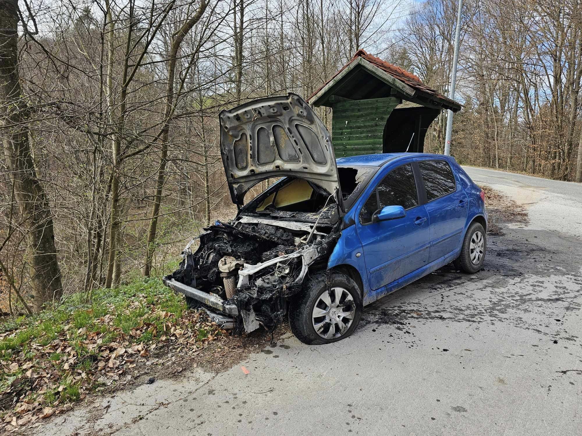 FOTO: V okolici Maribora požar uničil avtomobil, mimoidoči hitro ukrepali
