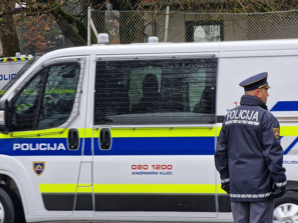 Tujec pijan razgrajal pred hišo, nato pa na policijski postaji naredil še večjo neumnost